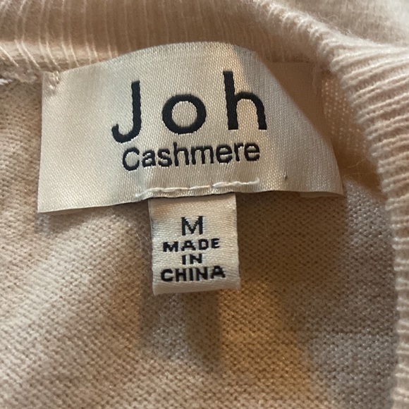 Beautiful Joh Cashmere sweater with layered feathers. Size M. - Picture 9 of 10